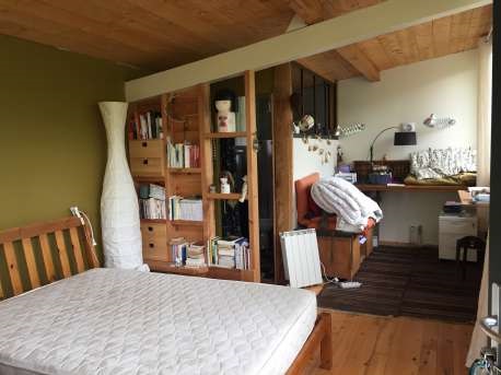 Intérieur de la cabane Petit Bouddha au gîte de la Bouche